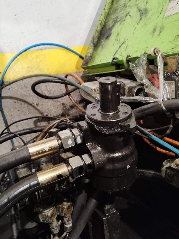 Fijación hidromotor rota